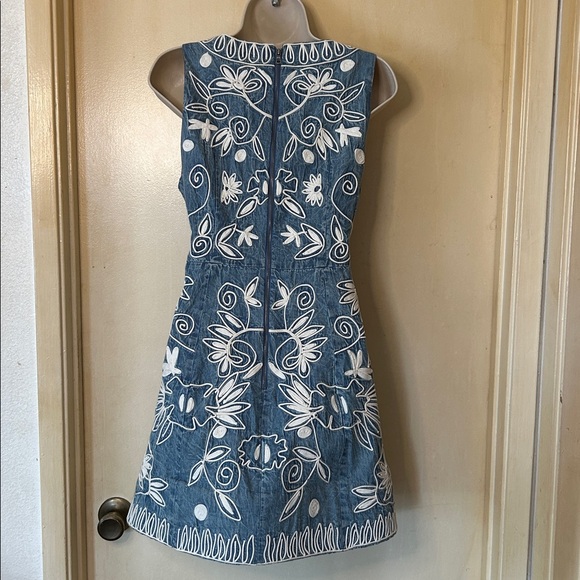 Alice + Olivia Floral Embroidered Denim Dress size 2 - Picture 5 of 15